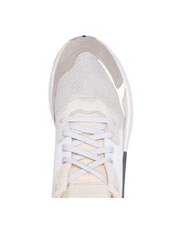 Scarpe sportive stampate bianche di adidas
