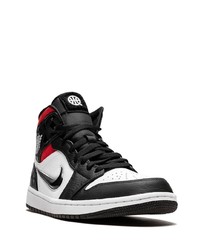 Sneakers alte bianche e nere di Jordan