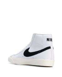 Sneakers alte bianche e nere di Nike