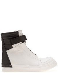 Sneakers alte bianche e nere di Cinzia Araia