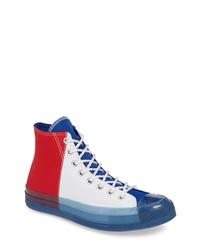 Sneakers alte di tela bianche e rosse e blu scuro