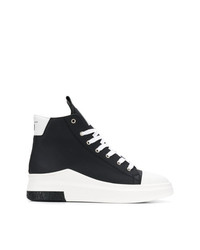 Sneakers alte di tela nere e bianche di Cinzia Araia