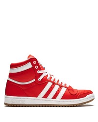 Sneakers alte di tela rosse di adidas