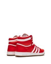Sneakers alte di tela rosse di adidas
