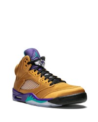 Sneakers alte dorate di Jordan