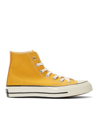 Sneakers alte gialle di Converse