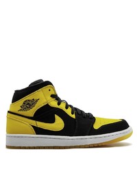 Sneakers alte gialle di Jordan
