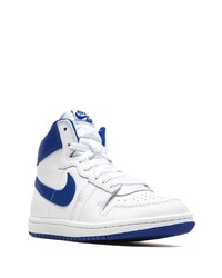 Sneakers alte in pelle bianche e blu scuro di Nike