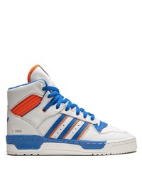 Sneakers alte in pelle bianche e blu di adidas