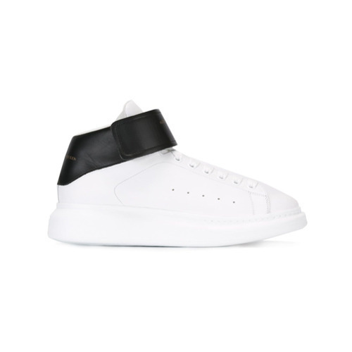 Sneakers alte in pelle bianche e nere di Alexander McQueen, €467 |  farfetch.com | Lookastic