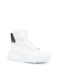 Sneakers alte in pelle bianche e nere di Alexander McQueen