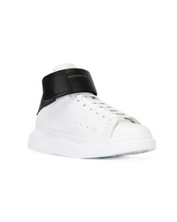 Sneakers alte in pelle bianche e nere di Alexander McQueen
