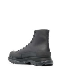 Sneakers alte in pelle grigio scuro di Alexander McQueen