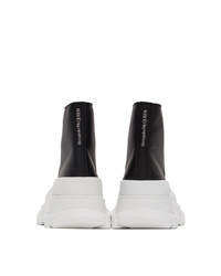 Sneakers alte in pelle nere e bianche di Alexander McQueen