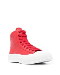 Sneakers alte in pelle rosse di Alexander McQueen