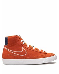 Sneakers alte in pelle scamosciata arancioni di Nike