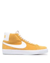 Sneakers alte in pelle scamosciata gialle di Nike