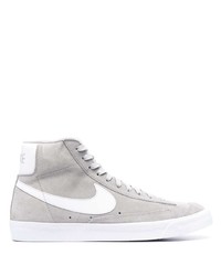 Sneakers alte in pelle scamosciata grigie di Nike