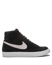 Sneakers alte in pelle scamosciata nere e bianche di Nike