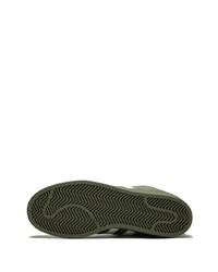 Sneakers alte in pelle verde oliva di adidas