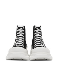 Sneakers alte nere e bianche di Alexander McQueen