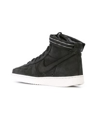 Sneakers alte nere e bianche di Nike