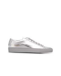 Sneakers basse argento di Common Projects