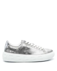 Sneakers basse argento di Versace