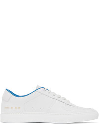 Sneakers basse bianche e blu di Common Projects
