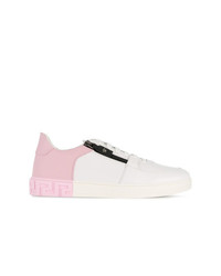 Sneakers basse bianche e rosa di Versace