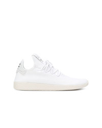 Sneakers basse bianche di Adidas By Pharrell Williams