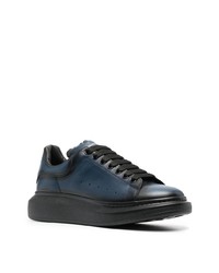 Sneakers basse blu scuro di Alexander McQueen