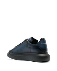 Sneakers basse blu scuro di Alexander McQueen