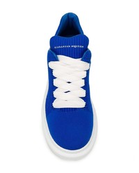 Sneakers basse blu di Alexander McQueen