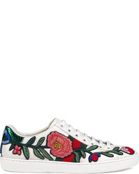 Sneakers basse con stampa serpente bianche di Gucci