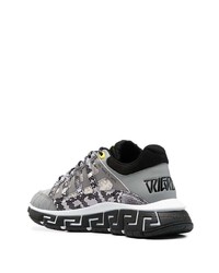 Sneakers basse con stampa serpente bianche di Versace