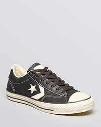 Sneakers basse con stelle nere e bianche