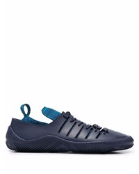 Sneakers basse di gomma blu scuro di Bottega Veneta