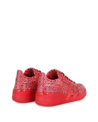 Sneakers basse di raso stampate rosse di Giuseppe Zanotti