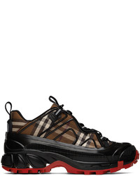 Sneakers basse di tela a quadri marrone scuro di Burberry