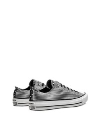 Sneakers basse di tela a righe orizzontali bianche e nere di Converse