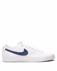 Sneakers basse di tela bianche e blu scuro di Nike