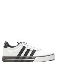 Sneakers basse di tela bianche e nere di adidas