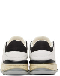 Sneakers basse di tela bianche e nere di Axel Arigato