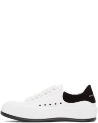 Sneakers basse di tela bianche e nere di Alexander McQueen