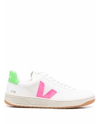 Sneakers basse di tela bianche e rosa di Veja