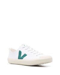 Sneakers basse di tela bianche e verdi di Veja