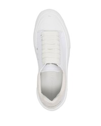 Sneakers basse di tela bianche di Alexander McQueen