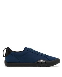 Sneakers basse di tela blu scuro di Giorgio Armani