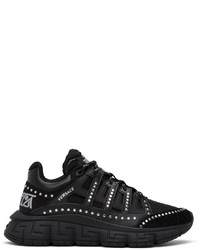 Sneakers basse di tela con borchie nere di Versace